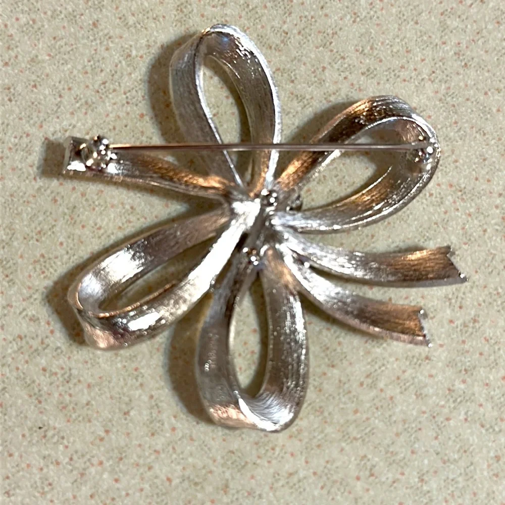 Vintage Crown Trifari brushed and polished silver tone bow broach (595)